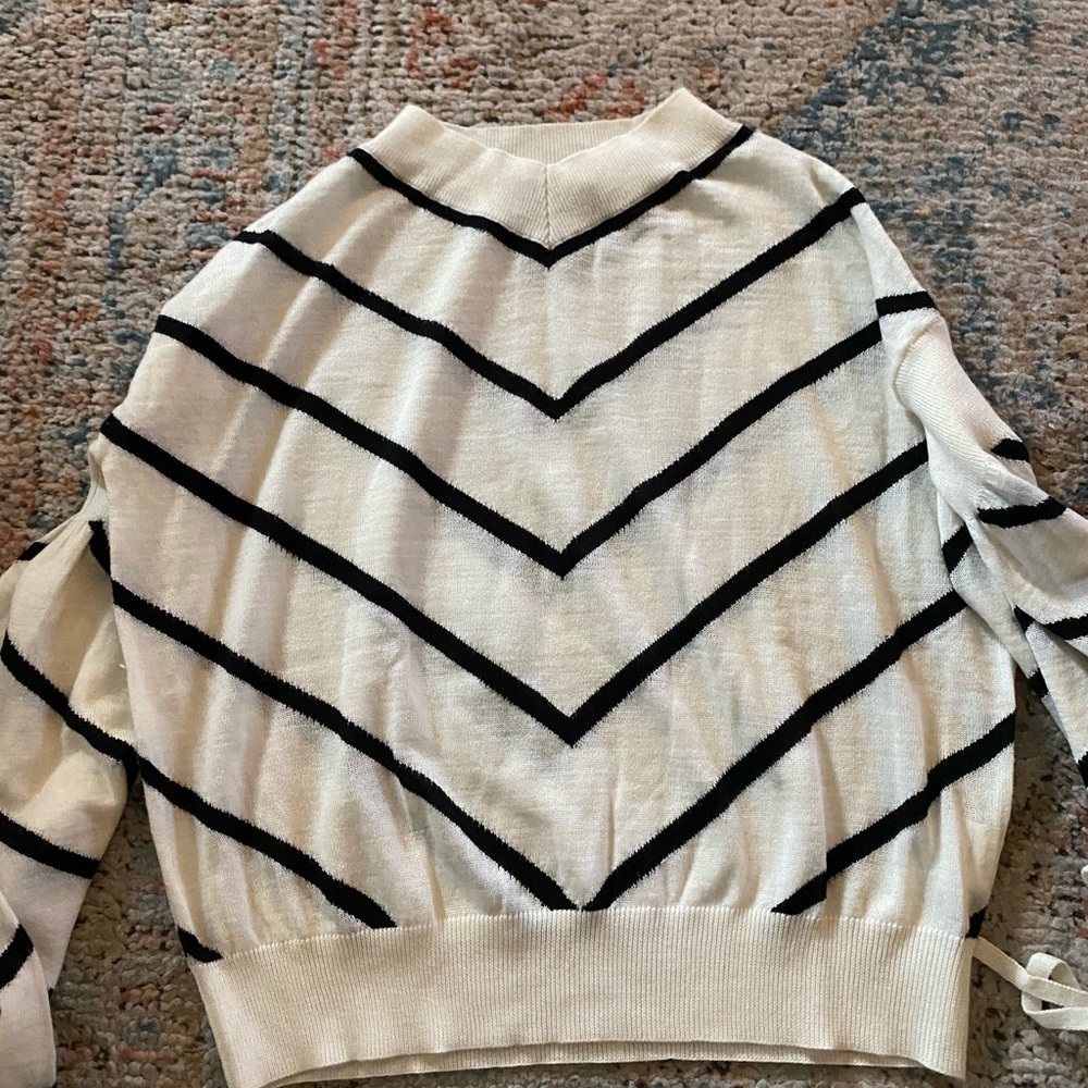 FEW MODA CROPPED SWEATER.